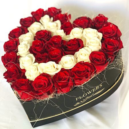Aranjament floral in cutie neagra, inima, cu trandafiri de sapun, Rosu si alb