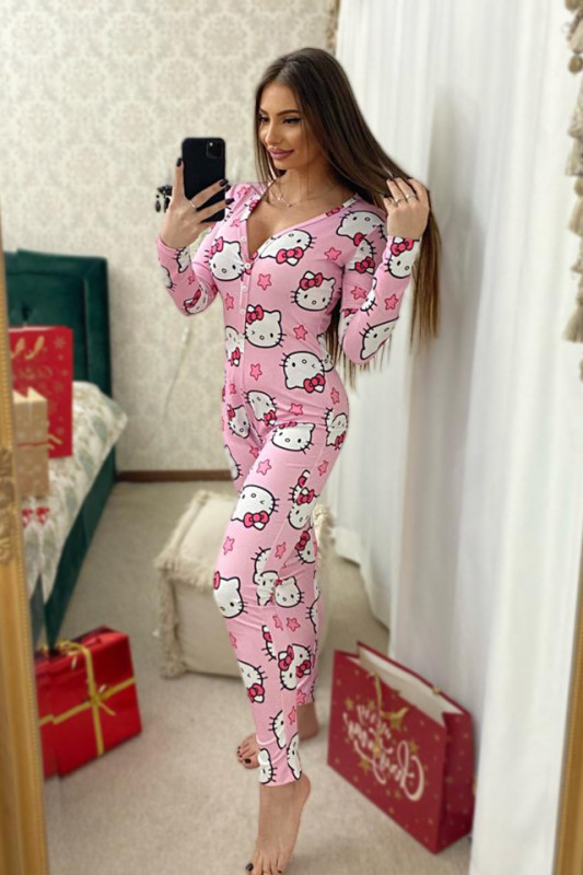 Pijama lunga tip salopeta Vicky, cu maneca lunga, inchidere cu nasturi si imprimeuri diverse, colorate, Pink Kitty, Marime universala S/M
