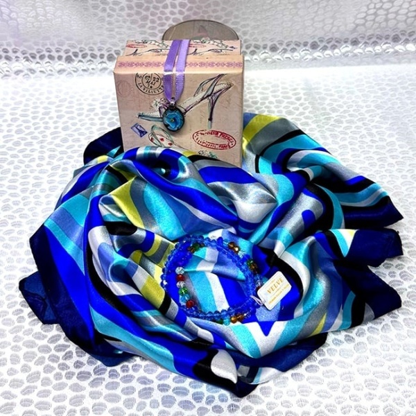 Set Stylish Range pentru femei, cu esarfa satinata, doua bratari si pandantiv din sticla de Murano, in caseta retro, Albastru multicolor