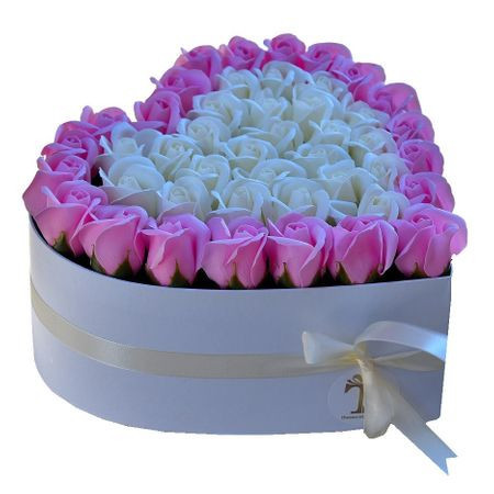 Aranjament floral cutie inima alba cu trandafiri sapun roz si albi