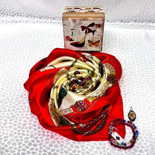 Set Stylish Range pentru femei, cu esarfa satinata, doua bratari si pandantiv din sticla de Murano, in caseta retro, Rosu multicolor