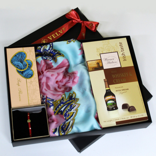 Pachet cadou pentru femei Irish Dream, cu esarfa, bratara martisor, set 10 trandafiri de sapun si cutie cu bomboane de ciocolata cu umplutura de Whiskey Cream irlandez 150g, ambalate in cutie cadou, Albastru