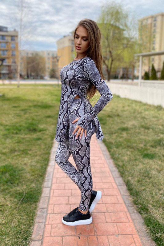 Compleu din doua piese Kaya Snake, cu maneca lunga tip manusa, bluza cu slituri laterale si pantaloni cu textura elastica, Gri, Marime universala S/M