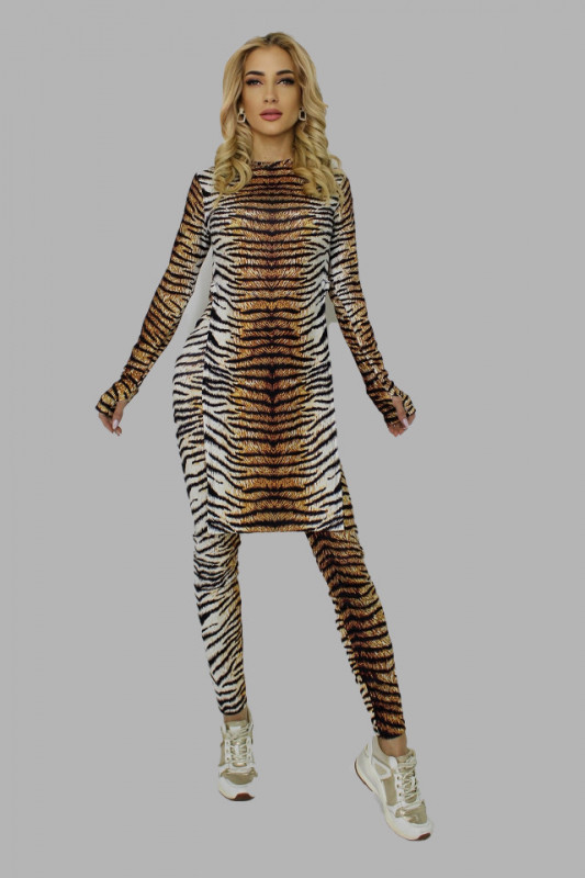 Compleu din doua piese Wonder Tiger, imprimeu cu tonuri realiste, bluza cu slituri laterale si pantaloni cu textura elastica, Maro