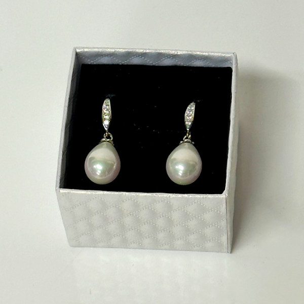 Cercei eleganti Pearls, accesorizati cu perle si pietre semipretioase, in cutie cadou, Alb unt