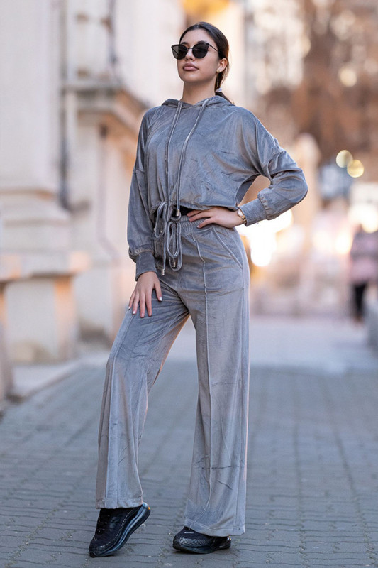 Catifeaua este cu siguranta unul din cele mai placute la atingere materiale textile de pe piata – un simbol, un ideal de finete, inca din cele mai vechi timpuri, o tesatura exclusivista, de lux care alinta si imbratiseaza corpul, versatila si integrandu-s