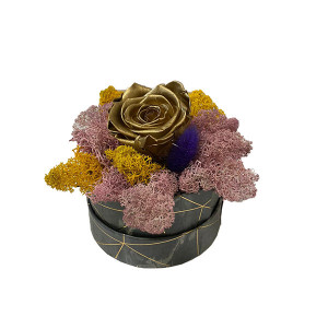 Aranjament Floral, cutie cu trandafir criogenat pe pat de licheni naturali stabilizati 3