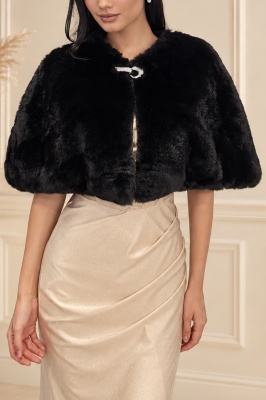 Blana ecologica Paola, neagra, tip capa-bolero, cu prindere frontala tip brosa, purtata peste rochie eleganta deschisa la culoare.