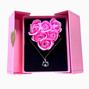 Caseta cadou exclusivista Power of Dreams, cu lantic si pandantiv inox Kat si trandafiri parfumati de sapun, Roz