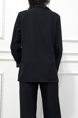 costum negru in trend pentru femei de afaceri  spate