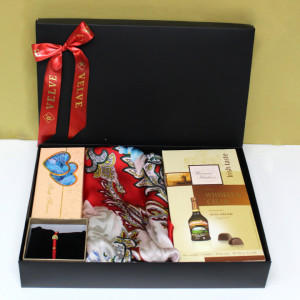 Pachet cadou pentru femei Irish Dream, cu esarfa, bratara martisor, set 10 trandafiri de sapun si cutie cu bomboane de ciocolata cu umplutura de Whiskey Cream irlandez 150g, ambalate in cutie cadou, Rosu