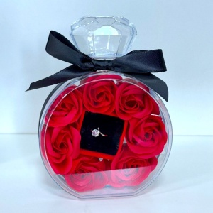 Pachet surpriza My Only Rose, cu ambalaj tip sticla parfum, Trandafiri si Inel din inox cu zirconiu, Rosu velve