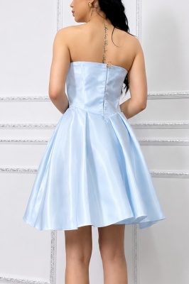 Rochie scurta eleganta cu linie strapless, fusta ampla cu pliuri, efect lurex si croiala babydoll pentru ocazii speciale