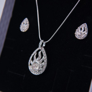 Set accesorii Feeling, din inox, cu cercei, lantisor si pandativ cu cristale, in cutie eleganta, Silver Fern 4