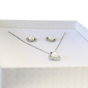Set accesorii Flower Pearl, din inox, cu cercei, lantic si pandantiv, stilizat cu perle si cristale, in cutie cadou, Argintiu4