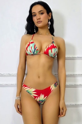 Set de plaja trei piese YARINA cu imprimeu exotic rosu, sutien triunghi cu legare, slip brazilian si fusta reglabila cu snur