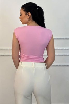 top dama cu accesoriu auriu lateral