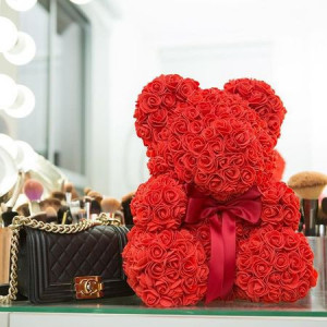 Ursulet Floral din Trandafiri de spuma 30 cm, ambalat in cutie cadou 2