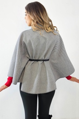 pelerina tricot in culori variate detaliu spate