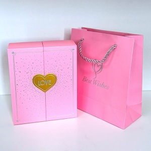 Caseta cadou exclusivista Power of Dreams, cu lantic si pandantiv inox Kat si trandafiri parfumati de sapun, Roz