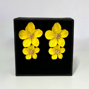 Cercei lungi Sublime Petunia, cu design floral, realistic, in cutie eleganta, Galben