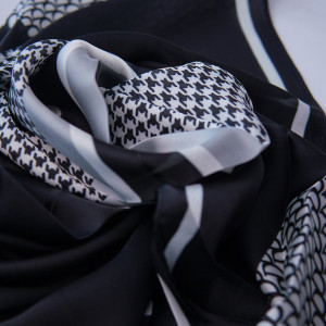 Esarfa Soft, cu imprimeu si matase satinata, in cutie eleganta, Negru, 70x70 cm 3
