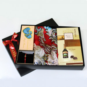 Pachet cadou pentru femei Irish Dream, cu esarfa, bratara martisor, set 10 trandafiri de sapun si cutie cu bomboane de ciocolata cu umplutura de Whiskey Cream irlandez 150g, ambalate in cutie cadou, Rosu