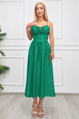 Rochie ARIELLA cu efect creponat fin, vedere față și spate, ideală pentru ținute de zi verde