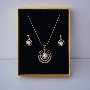 Set accesorii Feeling, din inox, cu cercei, lantisor si pandativ cu cristale, in cutie eleganta, DejaVu Gold pearl