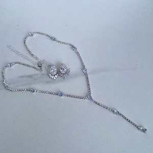 Set accesorii Feeling, lantisor cu cristale din zirconiu si cercei, in cutie eleganta, Argintiu 1