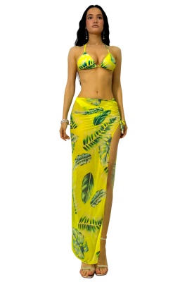 Set de plaja YARINA vazut din spate, cu slip brazilian, sutien cu legare la spate si imprimeu tropical 