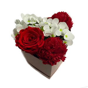 3 Aranjament Floral, cutie inima cu trandafir criogenat, cu decor de hortensii si garoafe de sapun