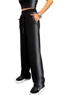 set pentru femei cu tricou scurt si pantaloni lejeri detaliu lateral