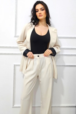 costum pentru femei 2025 in trend la birou crem