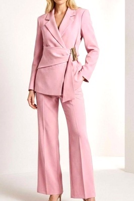 costum feminin roz, cu talie marcata si catarama