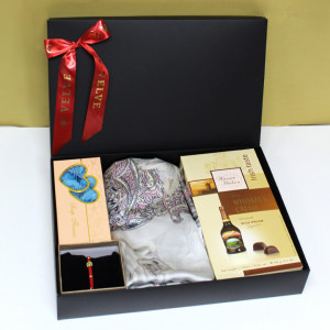 Pachet cadou pentru femei Irish Dream, cu esarfa, bratara martisor, set 10 trandafiri de sapun si cutie cu bomboane de ciocolata cu umplutura de Whiskey Cream irlandez 150g, ambalate in cutie cadou, Antracit