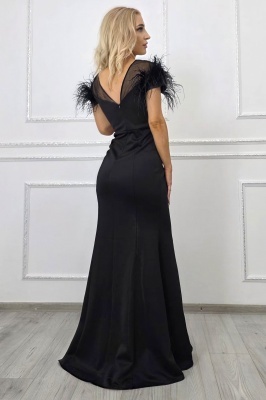 rochie neagra lunga cu aspect fluid si silueta alungita