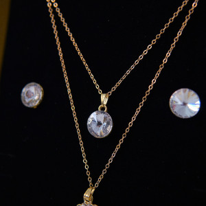 Set accesorii Danser a Deux, din inox, cu cercei, pandativ cu pietre si sirag cu doua lanturi, in cutie eleganta, Flower Gold 2