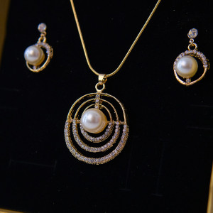 Set accesorii Feeling, din inox, cu cercei, lantisor si pandativ cu cristale, in cutie eleganta, DejaVu Gold pearl 1