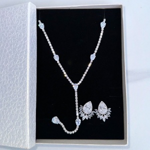 Set accesorii Feeling, lantisor cu cristale din zirconiu si cercei, in cutie eleganta, Argintiu 2