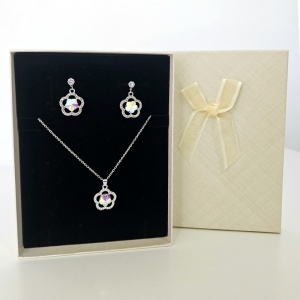 Set bijuterii dama Feeling Flower cu pandantiv floare si cristale. Colier si cercei din inox, eleganti, in cutie cadou.
