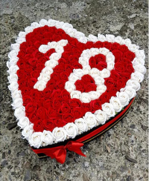 Aranjament floral personalizat, aniversare, cutie inima neagra cu 125 trandafiri de sapun. 3