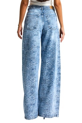 blugi albastru prespalat loose fit cu textura marmorat spate
