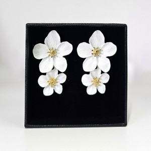 Cercei lungi Sublime Petunia, cu design floral, realistic, in cutie cadou, Alb