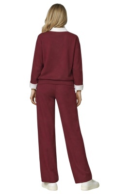Tinuta smart-casual burgundy care imbina rafinamentul cu functionalitatea. spate