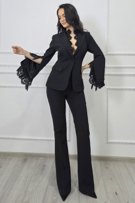 Costum dama elegant Ravielle, cu sacou si pantaloni evazati cu insertii din dantela, Negru