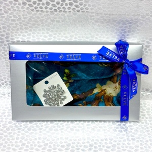 Pachet cadou Silk & Shine, cu esarfa din matase si brosa, in cutie cu fereastra, Albastru Multicolor