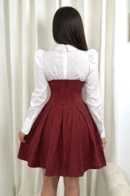 rochie scurta cu umeri bufanti si fusta plisata burgundy