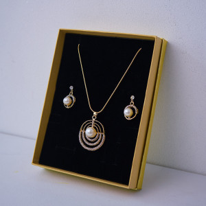 Set accesorii Feeling, din inox, cu cercei, lantisor si pandativ cu cristale, in cutie eleganta, DejaVu Gold pearl 3