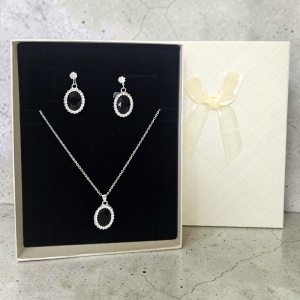 Set bijuterii dama Feeling Black cu pandantiv oval negru si cristale. Colier si cercei din inox, eleganti, in cutie cadou.